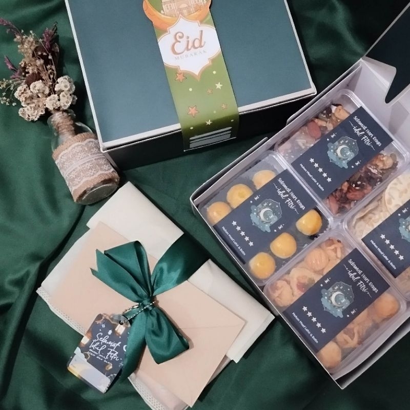 

Hampers Box/Hampers soft box Kue kering Paket Raman 1 (Vas mini bunga kering)