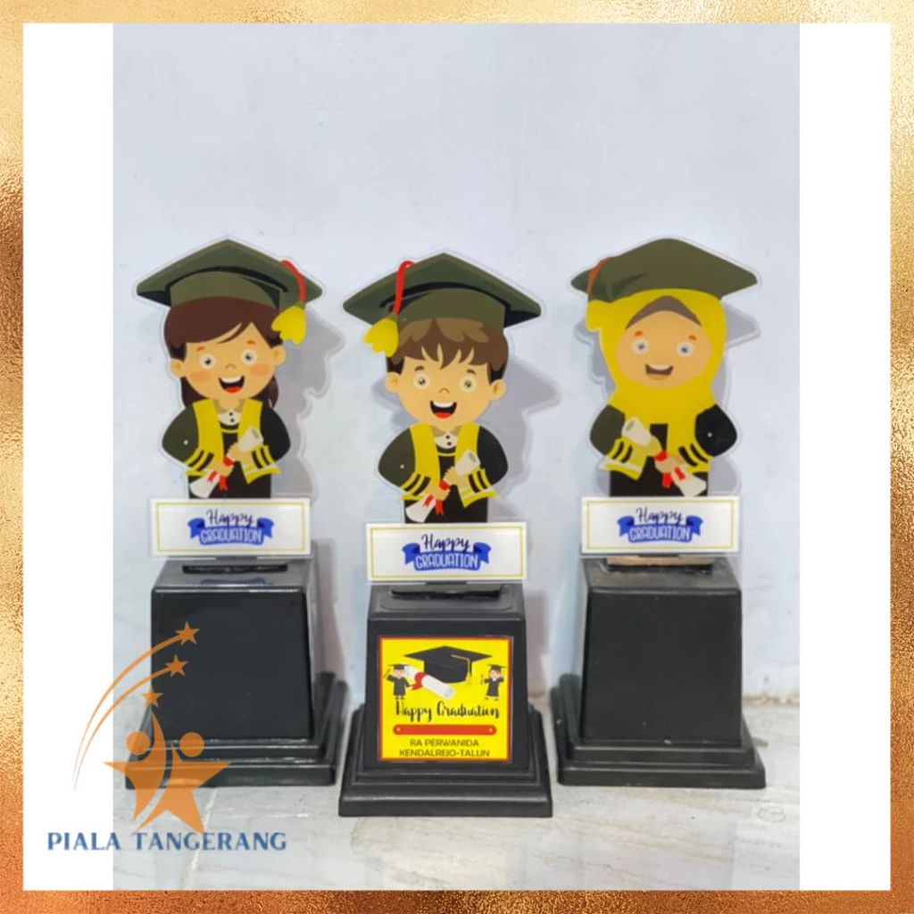Piala Wisuda TK Plakat Wisuda Anak Akrilik Custom Model Happy Graduation model W1