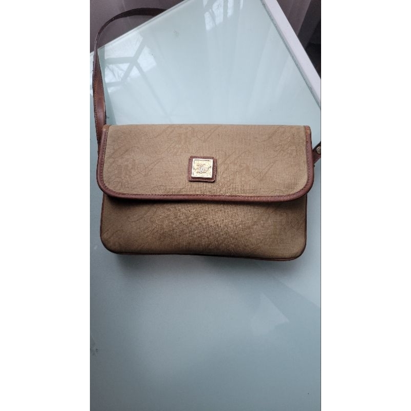 Tas selempang krizia warna krem