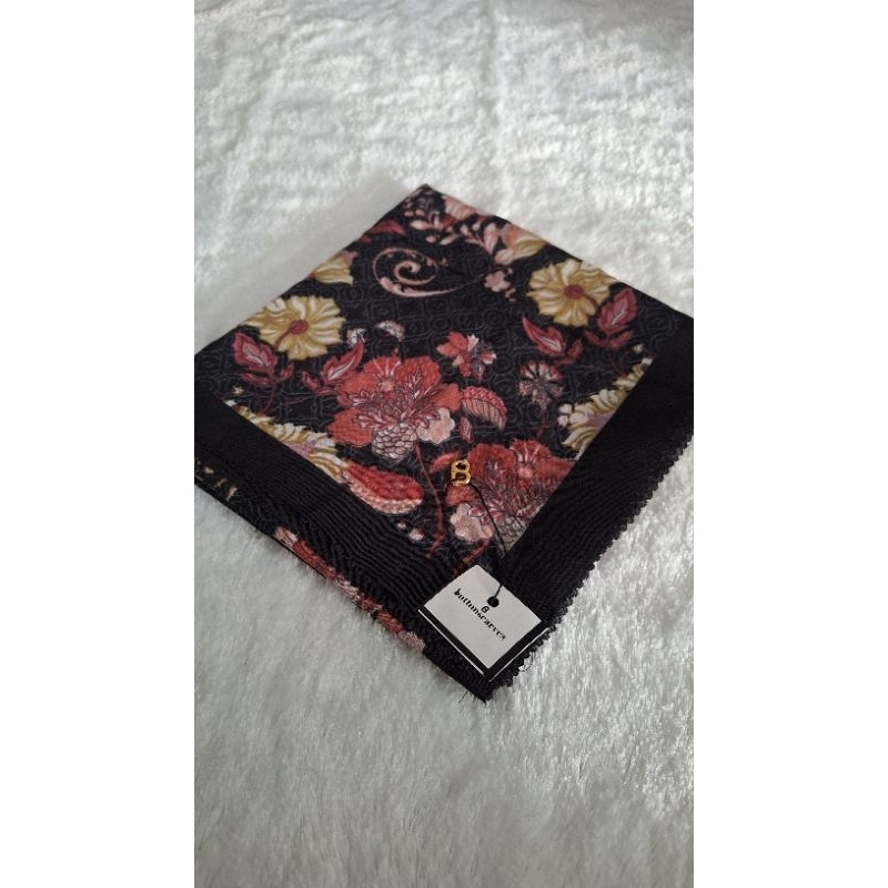 scarf / hijab / kerudung segi empat hitam bunga bunga