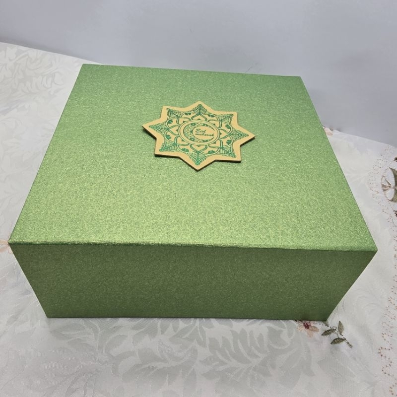 

HARD BOX LIPAT 20x20x8cm magnet / kotak kue lapis / hamper imlek natal idul fitri / bingkisan hantaran