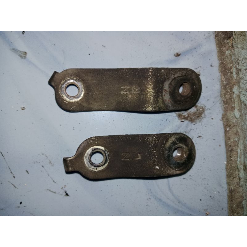 BREKET PANGKON SAYAP BAWAH SUPRA X 125 KARBU ORI