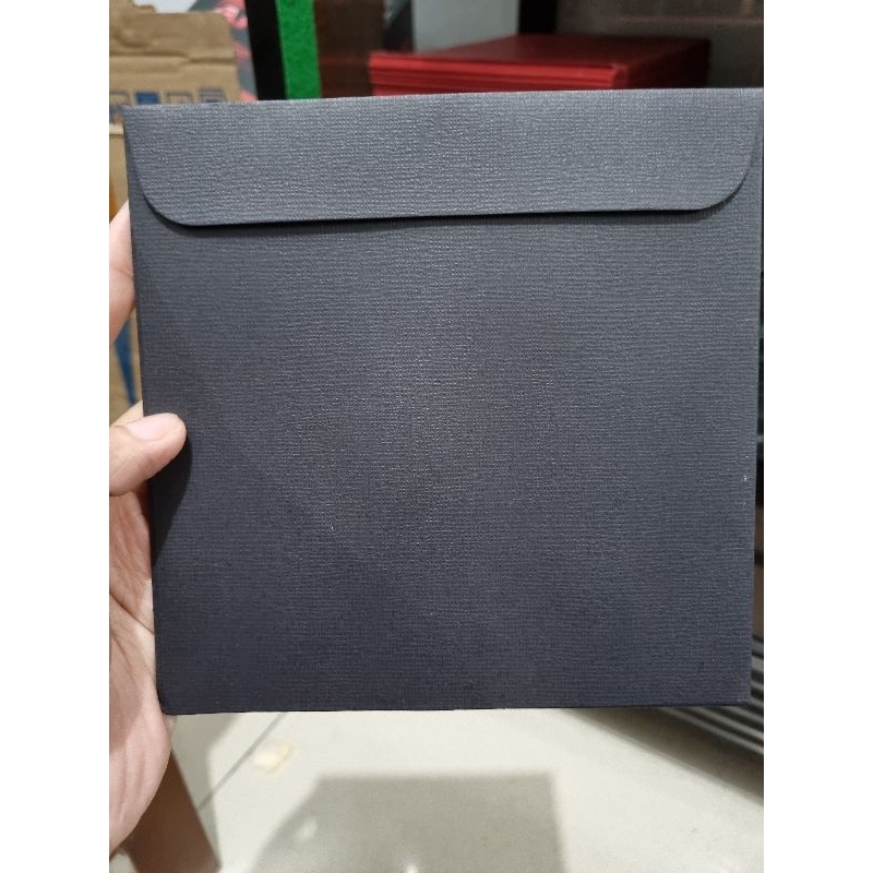 

Amplop Hitam Linen 15x15cm Kotak