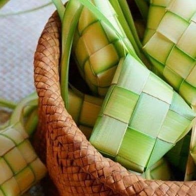 

daun janur kulit ketupat sudah dibentuk ready stok (10ketupat)