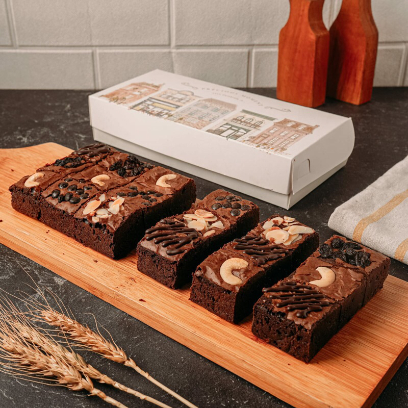 

Brownies Coklat Topping Chocochips, Almond, Kismis dan Chocolate Sauce