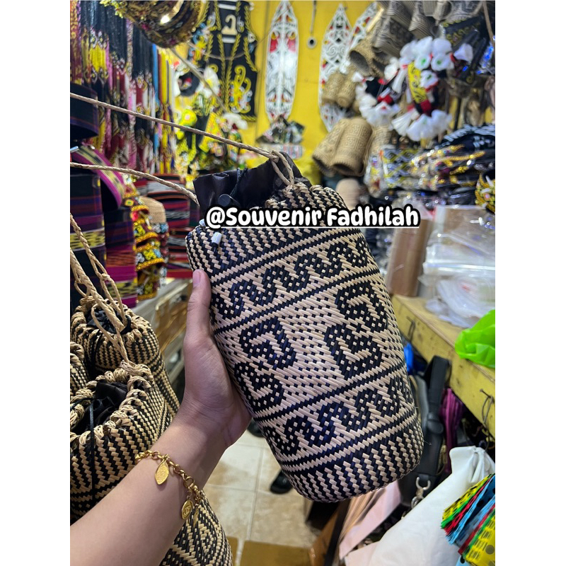 Tas Rotan Selempang Bulat Lapisan Puring