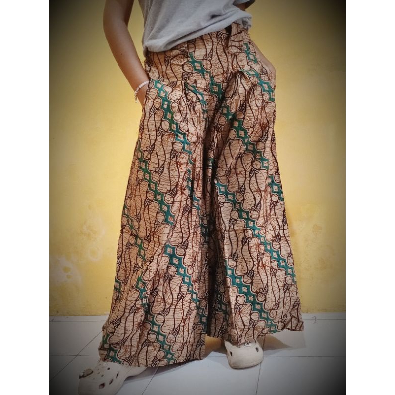 Celana Batik Wanita Kekinian | Kulot Adem & Modis untuk Jalan atau Kantor