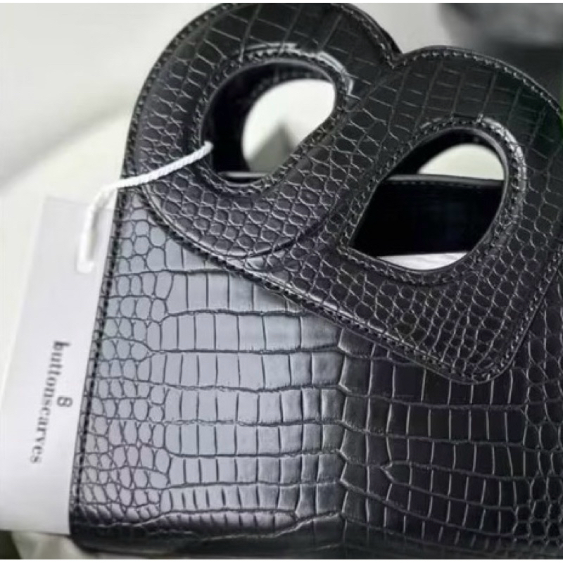 Button hold me bag black small