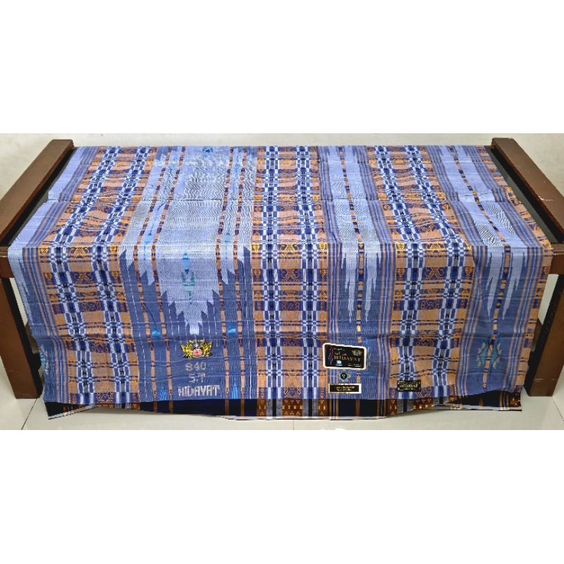 Sarung Tenun Sultan Hidayat ST 840 Sutra Premium diatas bhs sge