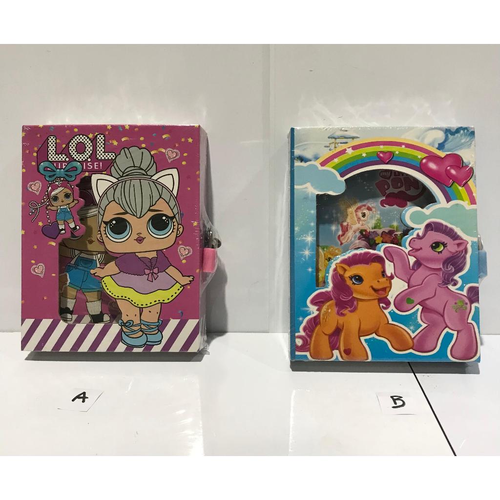 

BUKU DIARY ADA GEMBOK KUNCI WARNA UNGU DAN BIRU UKURAN 13X3X16CM (PxLxT)