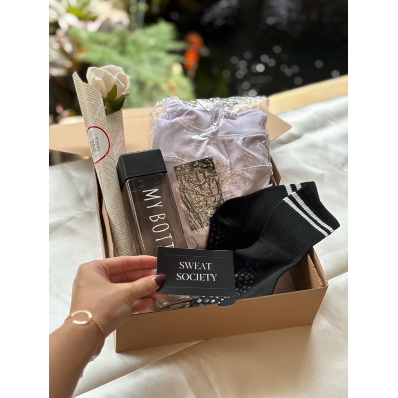 

SWEATSOCIETY GIFT BOX CEWEK / GIFT BOX OLAHRAGA CEWE / KADO ULTAH / HAMPERS WISUDA / GIFT BOX ULTAH / HAMPERS ULTAH