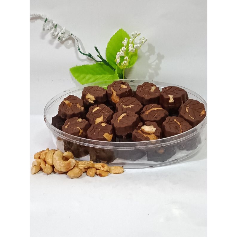 

Milk Chocolate Cashew ( Coklat susu dengan isian kacang mete)