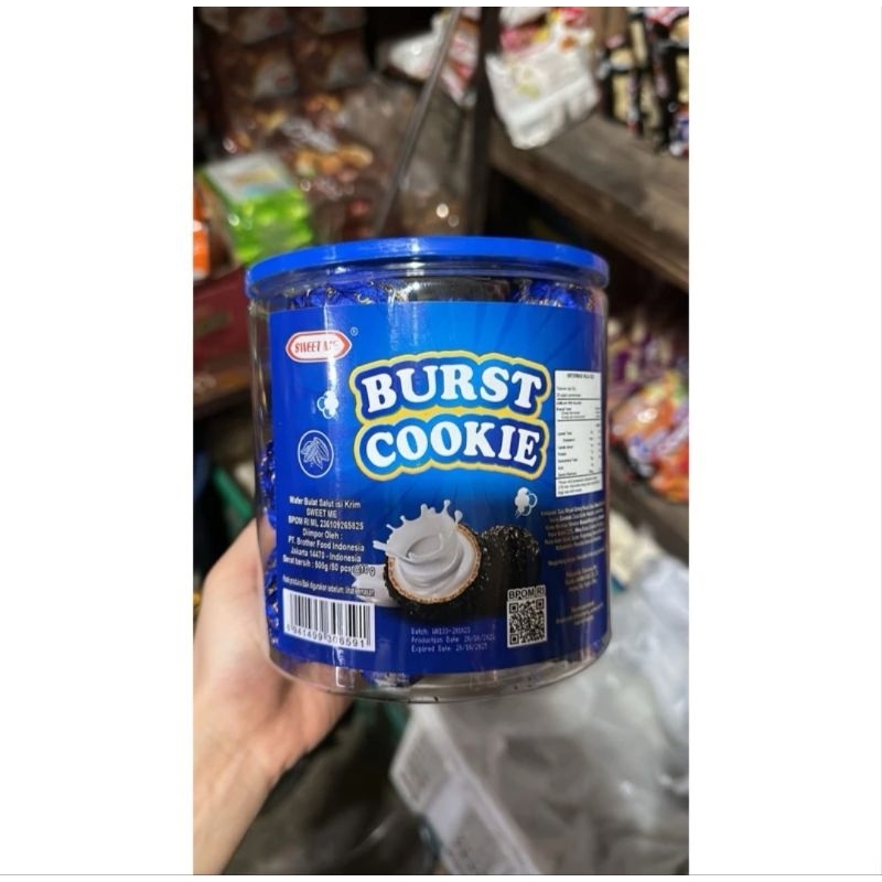 

Sweet Me Burst Cookie Wafer Bulat Salut isi Krim ( 1 Toples isi 50 pcs x 10 gr )