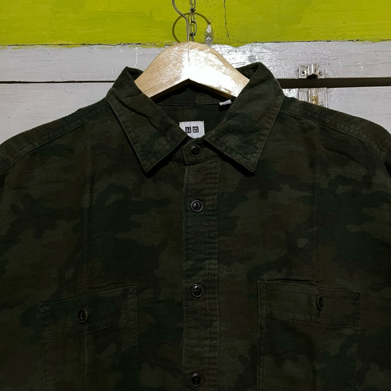 kemeja uniqlo camo