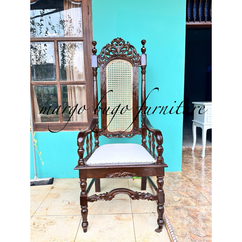 kursi hakim , kursi jaksa , kursi raja , kursi ratu