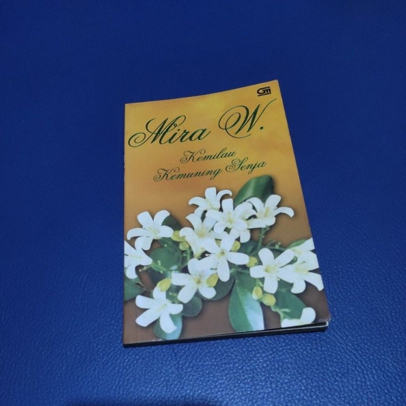 NOVEL MIRA W KEMILAU KEMUNING SENJA
