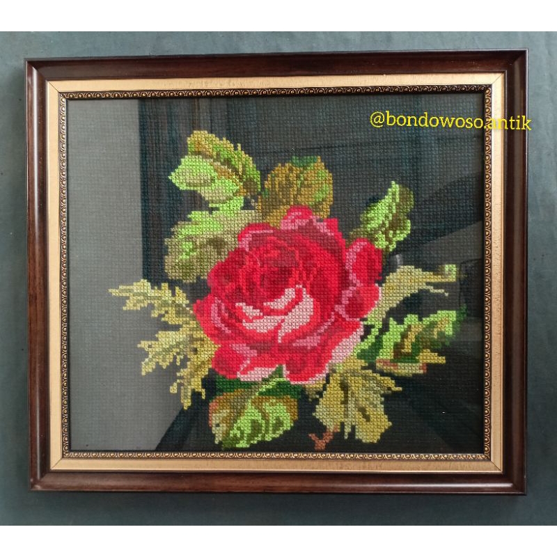 Kristik jadul motif bunga mawar