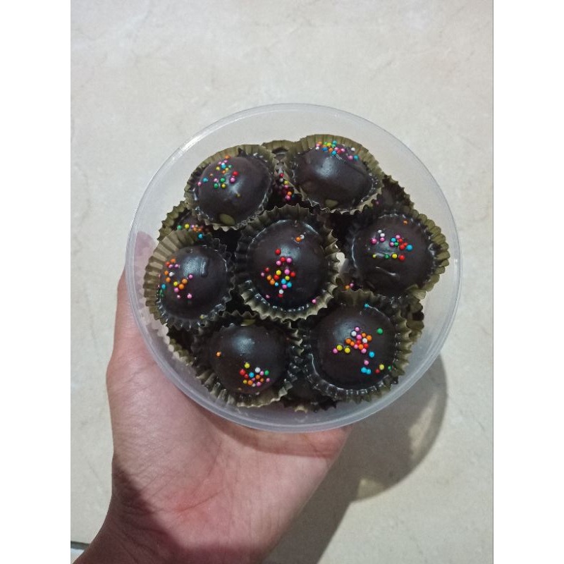 

bola-bola keju coklat isi 14 biji (berat kue -+165gr)