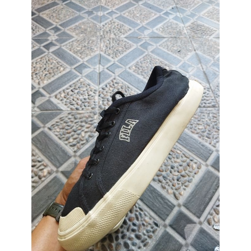 sepatu casual Fila