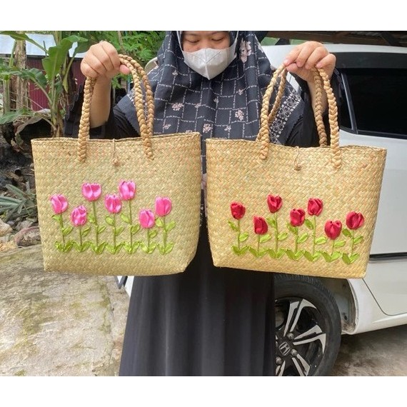 Lembung  Tas purun bordir sulam pita bunga tulip jinjing bahu wanita asli Kalimantan totebag grass N