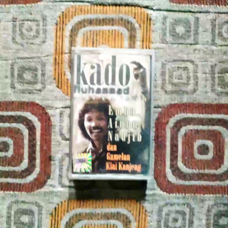 kaset pita EMHA AINUN NADJIB dan GAMELAN KYAI KANJENG - KADO MUHAMMAD tombo ati
