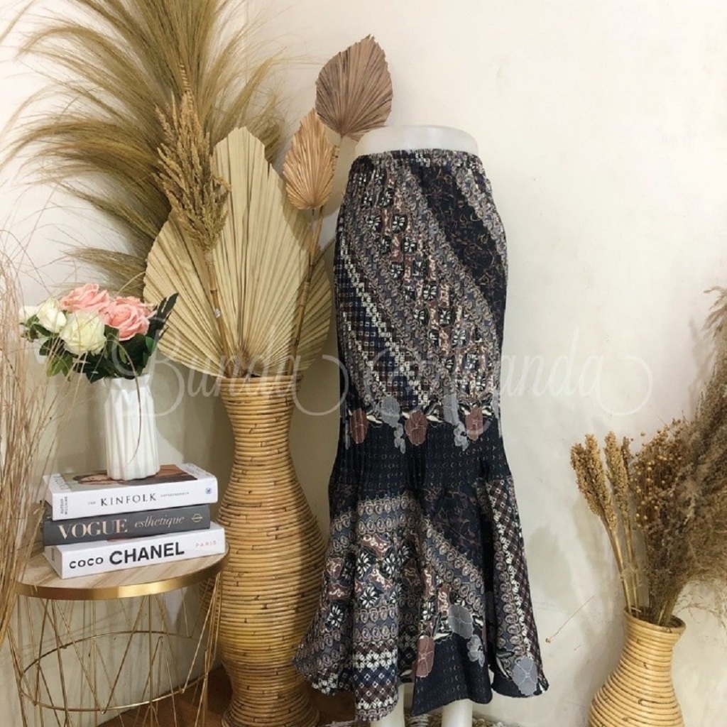 Rok Batik Model Plisket Duyung Bahan Silk Semi Sutra Motif Hana Hitam