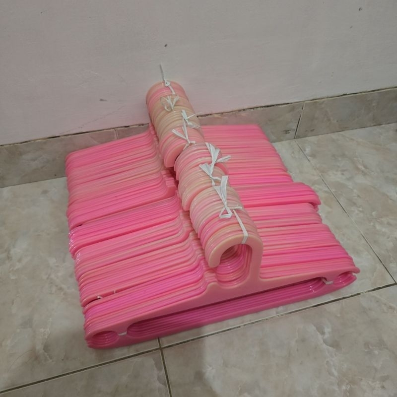 Hanger Baju BEKAS Merah Muda