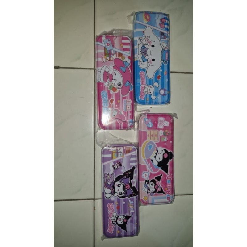 

TEMPAT PENSIL KALENG 2 SUSUN CEWEK 8X20 CM RANDOM BESAR FANCT KARAKTER