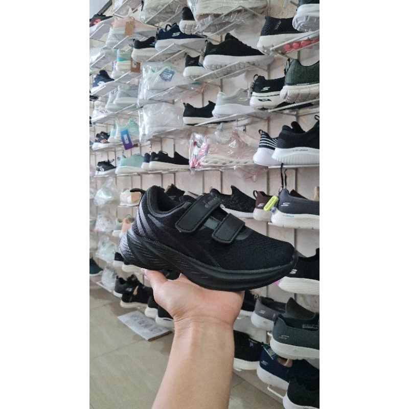 Sepatu Diadora full black UZ size 33