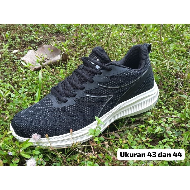 sepatu olahraga sport pria runing diadora hitam diadora karvil