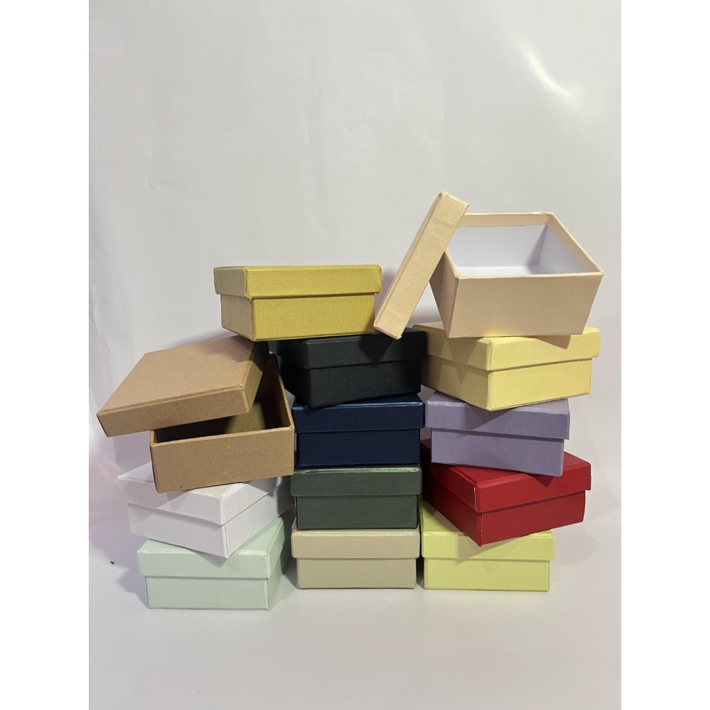 

Hardbox Uk 12 x 10 x 5 cm warna cream + Hotprint logo warna hitam