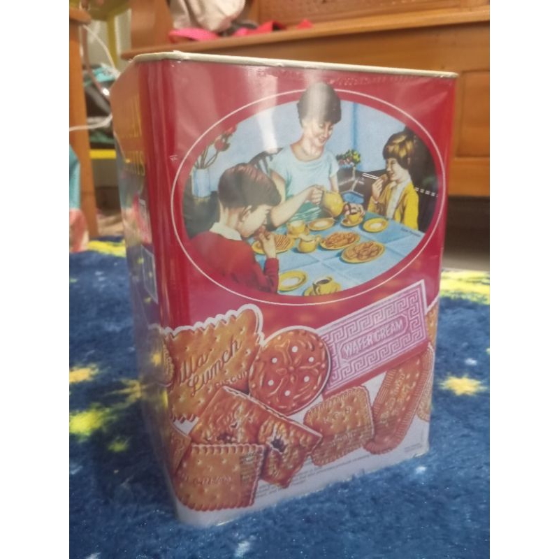 

Khong guan biskuit kaleng