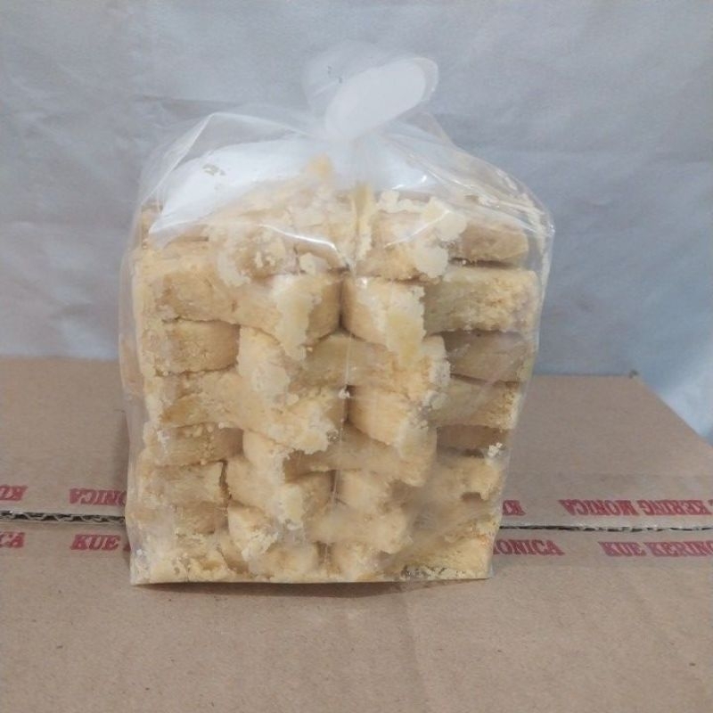 

monica kue salju