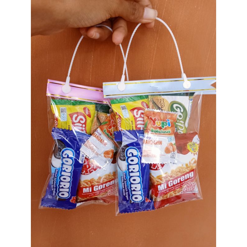 

SIAP KIRIM Parcel Snack 4K untuk lebaran, ulang tahun (custom tulisan di etalase lain)