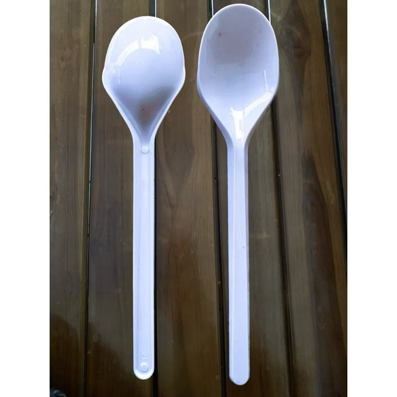 sendok panjang putih. sendok plastik. sendok makanan.