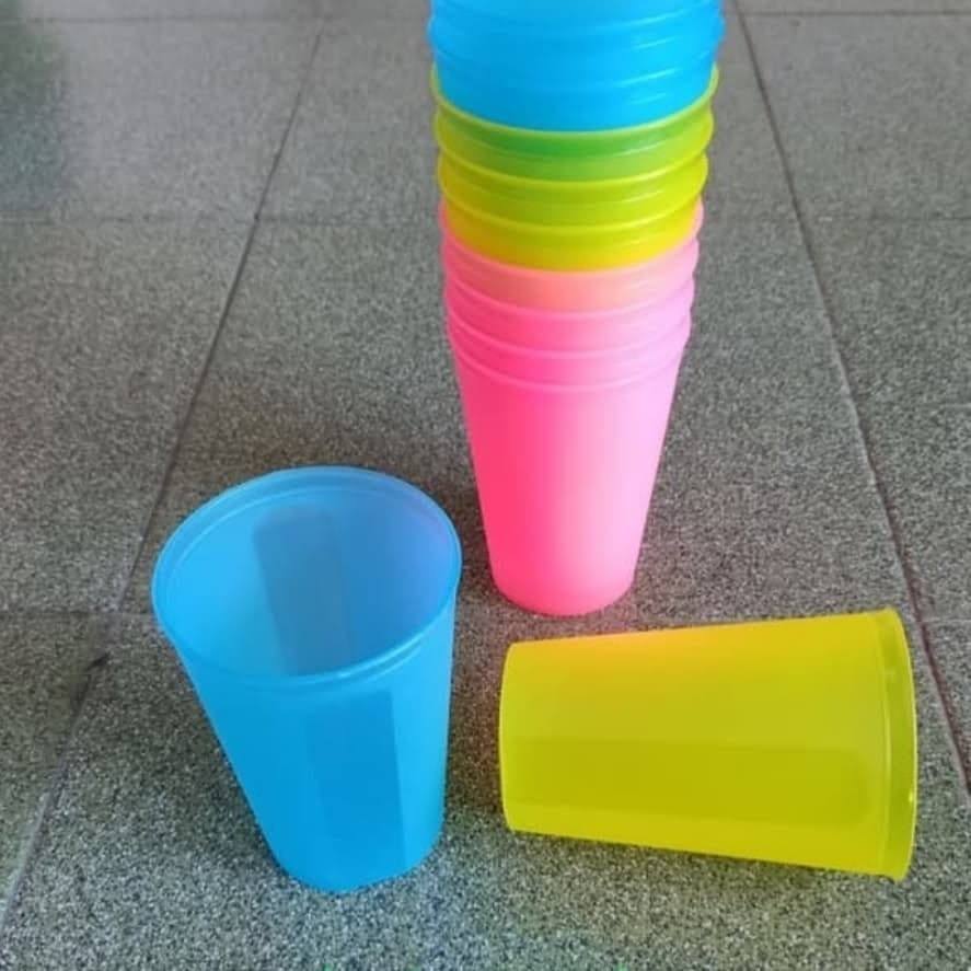 gelas plastik warna warni