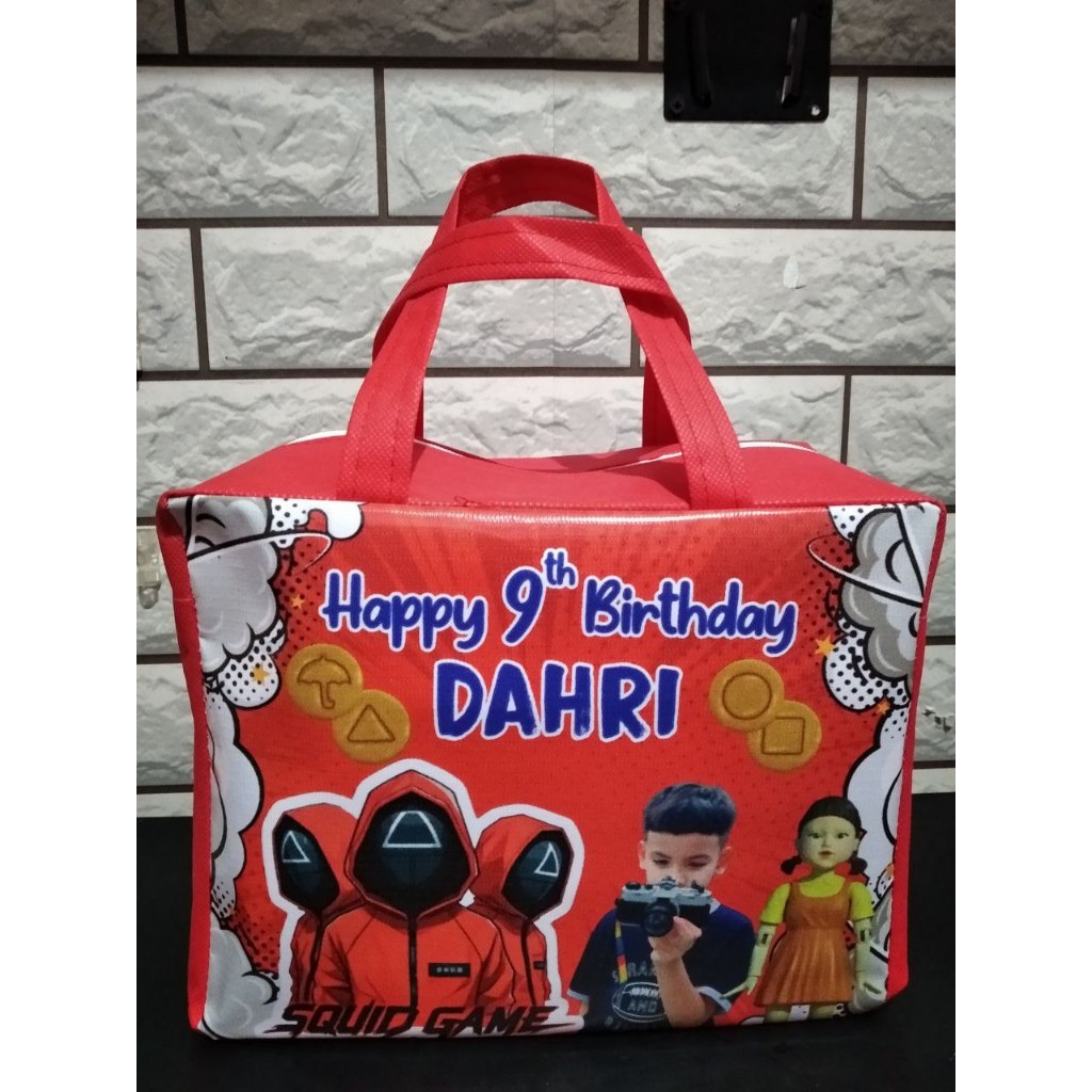 

[GRATIS DESAIN] tas souvenir premium ukuran 25x13x20 / tas ultah unik / tas ulang tahun / bisa tambah foto anak/Muat box kfc