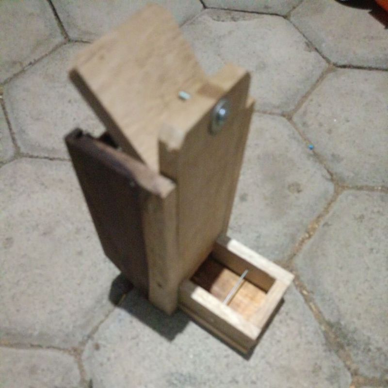 TEMPAT PAKAN BURUNG MODEL DISPENSER