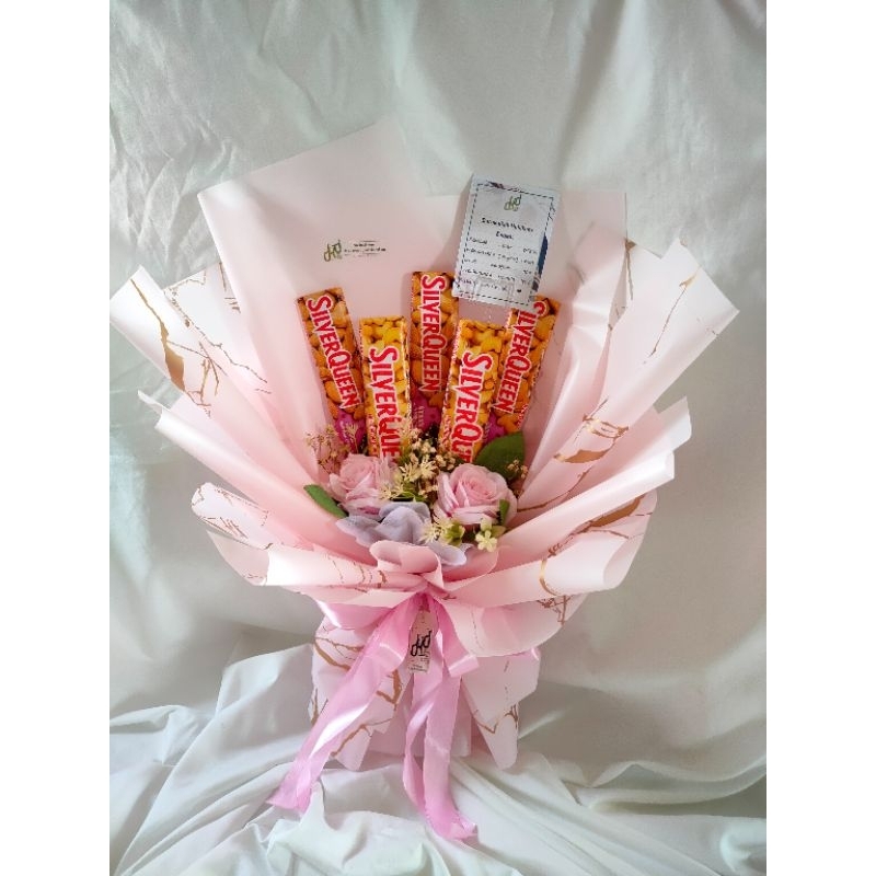 

desak_id buket coklat silver queen 55gr mix bunga artificial