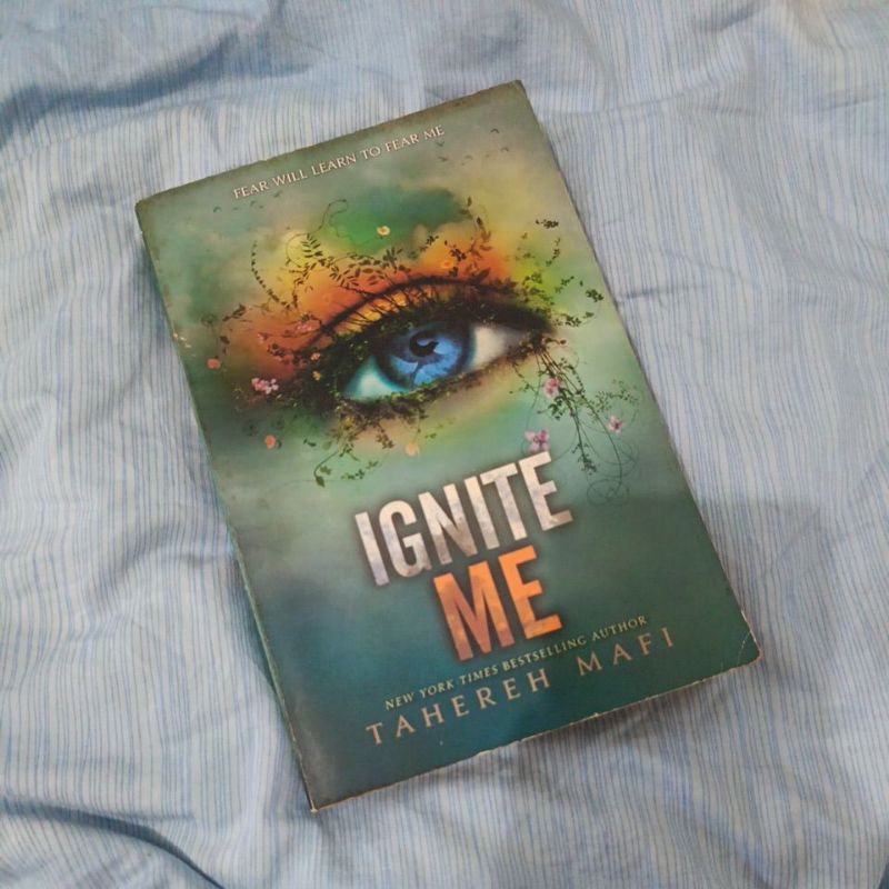 PRELOVED Ignite Me (from the shatter me series)