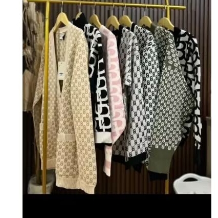 CARDIGAN/SWEATER MONOGRAM BUTTONSCARVES DAN BENANG JARUM