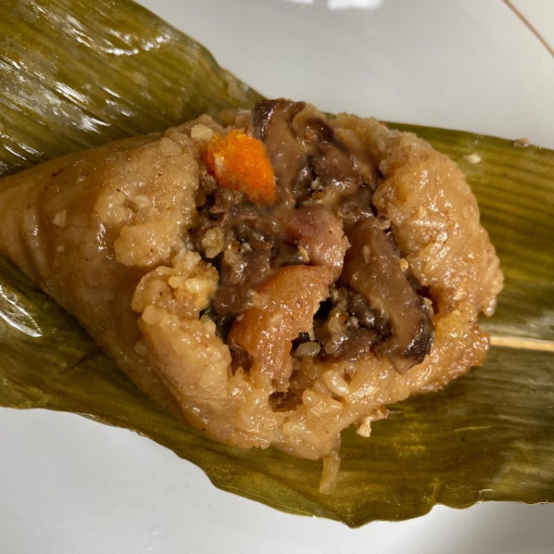 

bakcang ayam dengan isian daging ayam, jamur shitake hioko, ebi kering, telur asin, cabe rawit