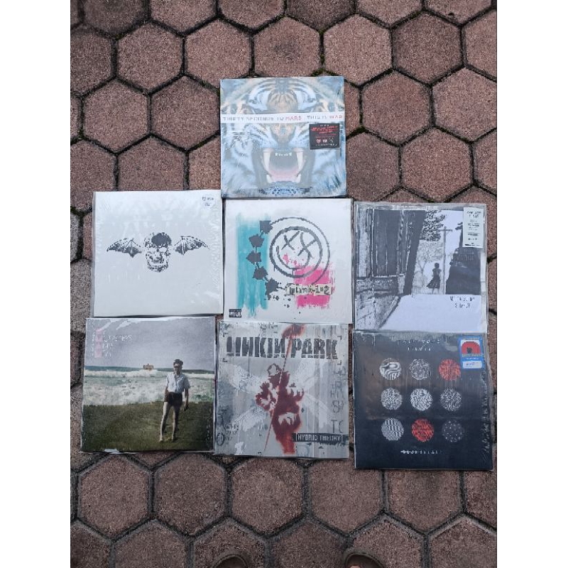 Vinyl/Piringan hitam 30 second to mars, avenged seven fold, blink182, twenty one pilots, of monsters