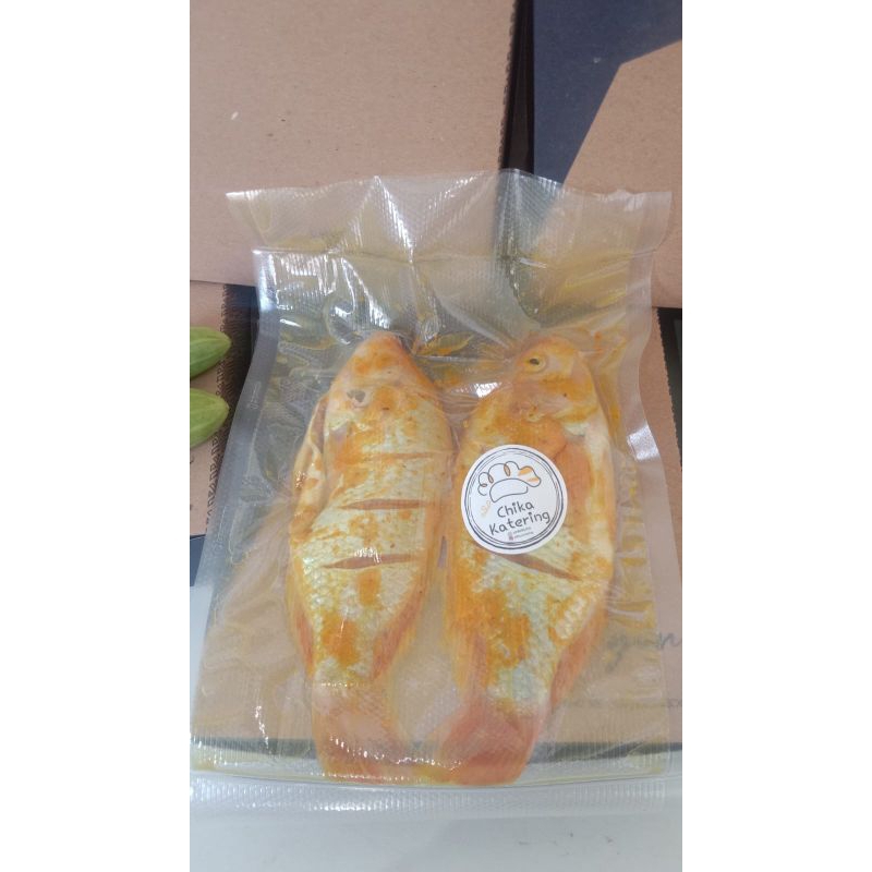 

Ikan Nila Ungkep Frozen – 2 Ekor – Chika Katering – Bumbu Kuning Gurih, Siap Goreng!