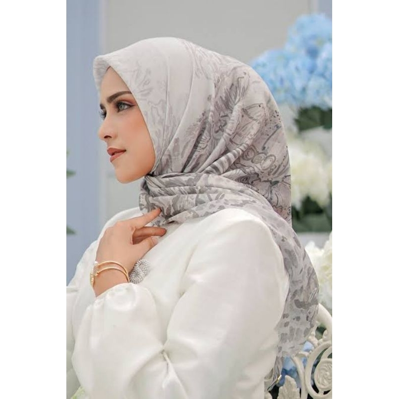 Preloved FARSHA BONE BUTTONSCARVES