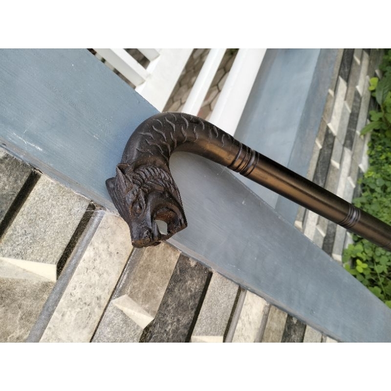 tongkat jalan kayu galih kelor hitam super dengan ukiran kepala macan