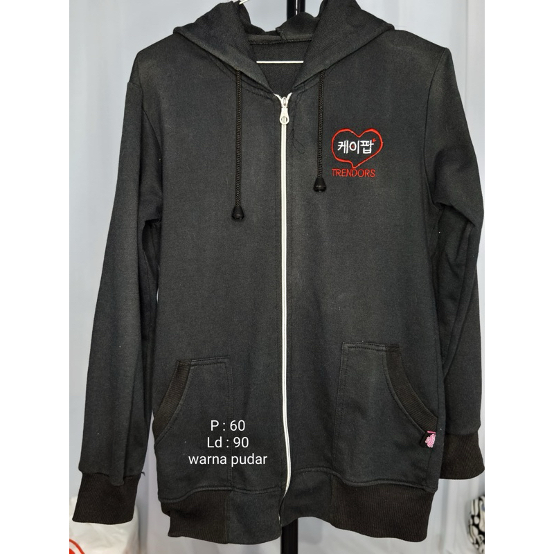 [PRELOVED K-STYLE] Hoodie Kpop Trendors – Nyaman, Kasual, & Ada Tulisan Korea
