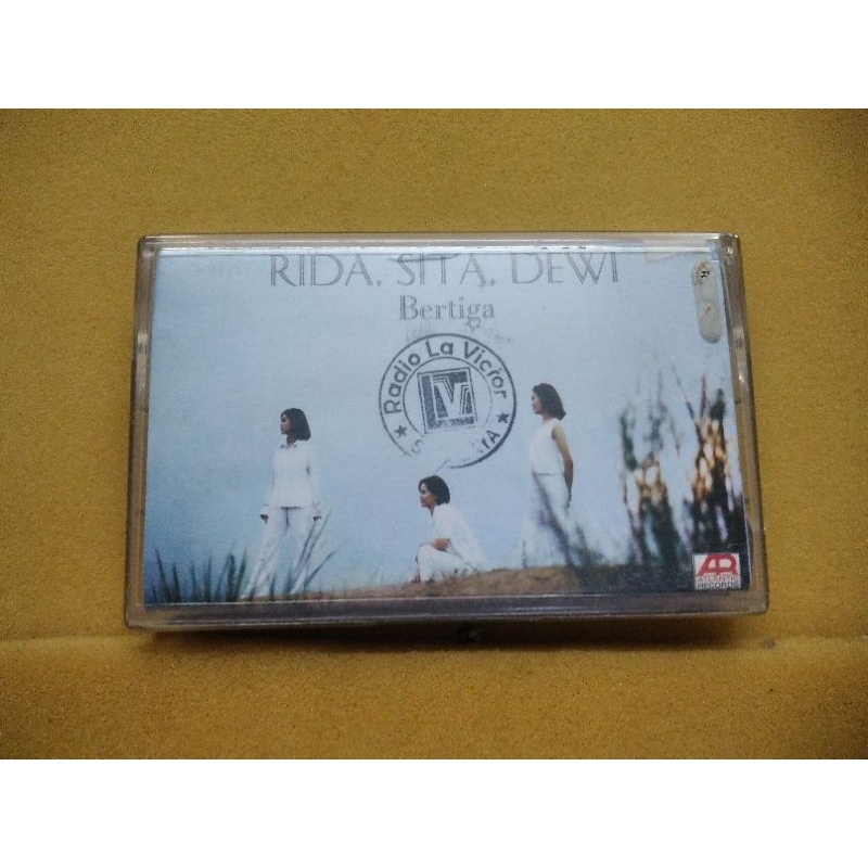 RIDA SITA DEWI, bertiga, kaset pita
