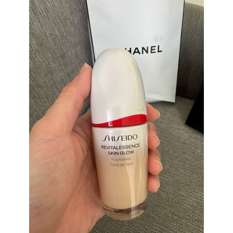 Shiseido Foundation Revitalessence skinglow Porcelain. Original-preloved