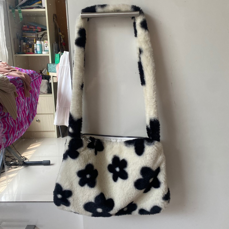 Fluffy Daisy Pinterest Bag Fuzzy Black and White